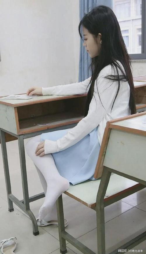 女女教师丝袜舞,女教师激情演绎的优雅诱惑